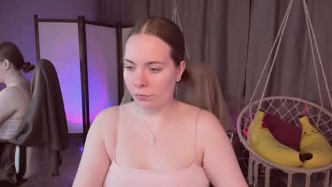 Snapshot of selena_4ever chatting on November 7, 4:29 pm Selena and Leila online show from November 7, 4:29 pm