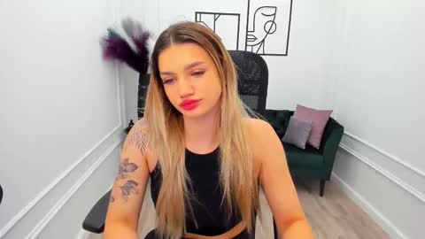 Snapshot of selenaemoore chatting on October 3, 3:36 am selenaemoore online show from October 3, 3:36 am