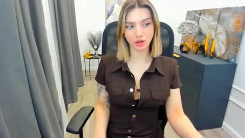 selenaemoore online show from March 28, 3:39 am