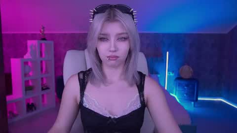 selenairis online show from June 26, 7:35 am