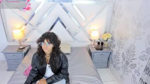 Selena reyess online show from December 5, 12:14 pm