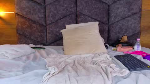 Snapshot of selenegibson__ chatting on February 14, 7:38 am SELENE GIBSON online show from February 14, 7:38 am