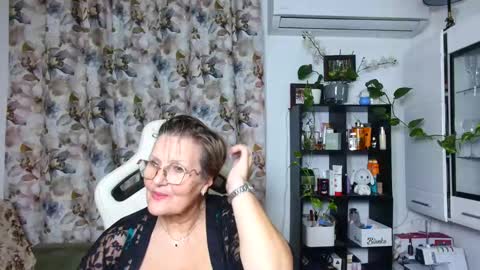 Snapshot of selenna57 chatting on December 18, 2:10 am Selenna online show from December 18, 2:10 am