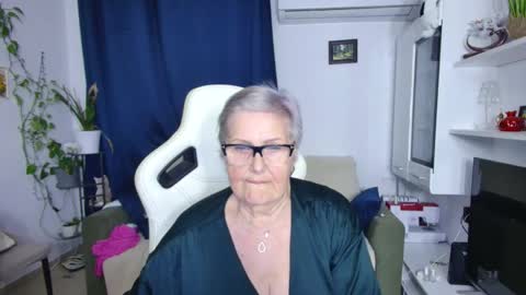 Selenna online show from April 18, 7:07 pm