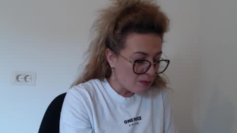 Snapshot of selenna_emma843468 chatting on October 23, 10:58 am Selenna online show from October 23, 10:58 am