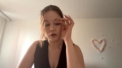 Lily online show from June 27, 8:08 am