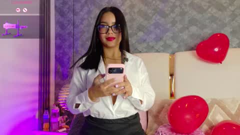 Sennia online show from February 4, 1:50 pm