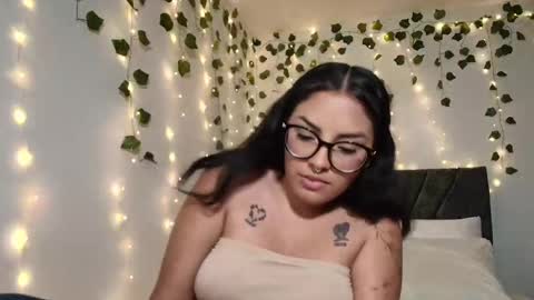 Snapshot of sensual_flame chatting on March 3, 1:23 am Camille and sophie online show from March 3, 1:23 am