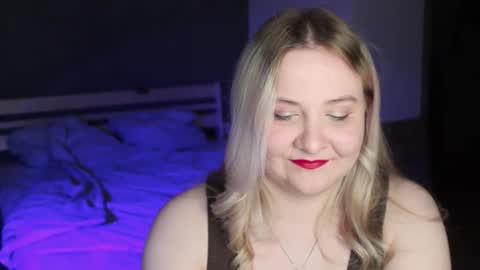 Snapshot of sensual_girrrl chatting on May 15, 12:17 am Ilona online show from May 15, 12:17 am