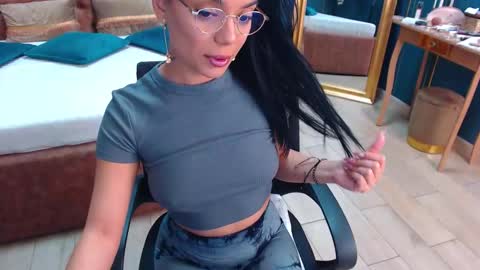 Snapshot of serena_mendez chatting on October 11, 3:50 am Serena online show from October 11, 3:50 am
