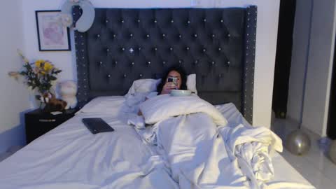 sararoussee online show from January 6, 4:36 am