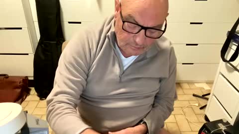 Snapshot of serge8413 chatting on December 4, 10:51 pm serge8413 online show from December 4, 10:51 pm