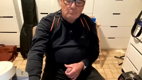 Snapshot of serge8413 chatting on December 7, 6:15 pm serge8413 online show from December 7, 6:15 pm