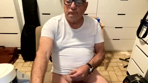 Snapshot of serge8413 chatting on December 8, 3:21 am serge8413 online show from December 8, 3:21 am