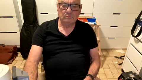 Snapshot of serge8413 chatting on December 9, 2:02 am serge8413 online show from December 9, 2:02 am