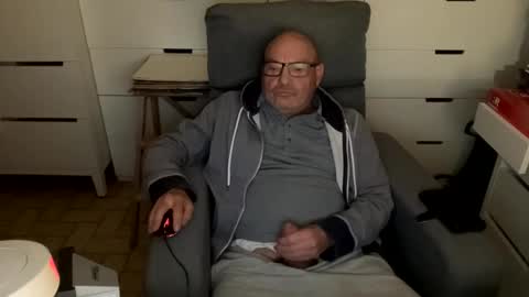 Snapshot of serge8413 chatting on December 30, 9:08 pm serge8413 online show from December 30, 9:08 pm