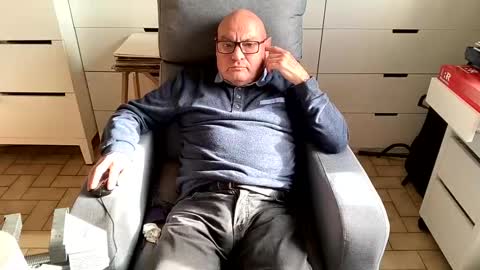 Snapshot of serge8413 chatting on January 2, 12:57 pm serge8413 online show from January 2, 12:57 pm