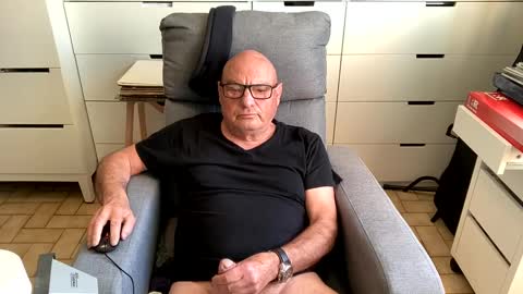 Snapshot of serge8413 chatting on January 3, 9:04 am serge8413 online show from January 3, 9:04 am