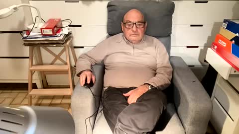 Snapshot of serge8413 chatting on January 4, 6:40 pm serge8413 online show from January 4, 6:40 pm