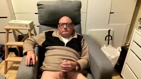 Snapshot of serge8413 chatting on February 7, 12:03 am serge8413 online show from February 7, 12:03 am