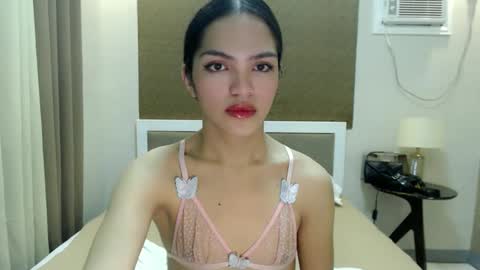 Snapshot of servicedoll18 chatting on October 2, 5:42 pm Bella online show from October 2, 5:42 pm