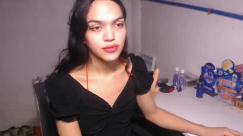 Snapshot of servicedoll18 chatting on November 1, 7:27 pm Bella online show from November 1, 7:27 pm