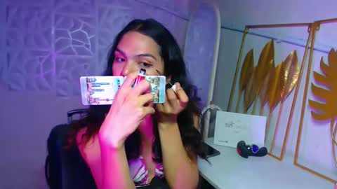 Snapshot of servicedoll18 chatting on November 30, 9:13 am Bella online show from November 30, 9:13 am