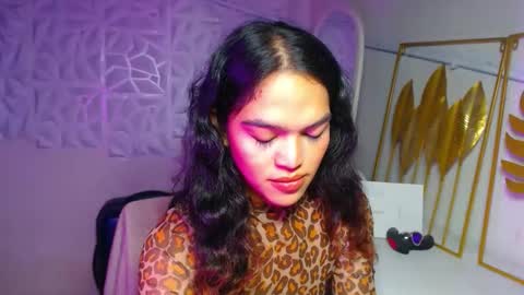 Snapshot of servicedoll18 chatting on December 1, 4:01 pm Bella online show from December 1, 4:01 pm