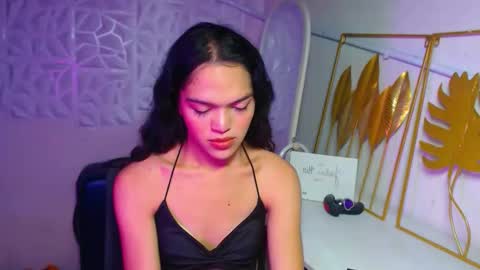 Snapshot of servicedoll18 chatting on December 2, 3:18 pm Bella online show from December 2, 3:18 pm