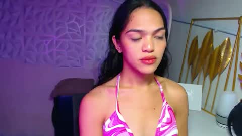 Snapshot of servicedoll18 chatting on January 8, 5:26 pm Bella online show from January 8, 5:26 pm