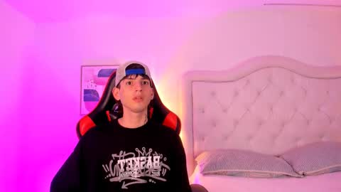 sett_and_gwen online show from January 19, 9:11 am