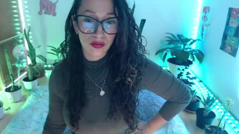 Snapshot of seuctive_woman57 chatting on May 21, 2:18 am samy online show from May 21, 2:18 am