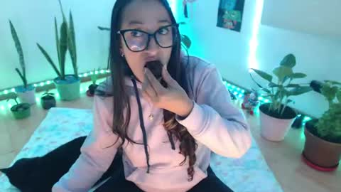 Snapshot of seuctive_woman57 chatting on June 15, 2:14 am samy online show from June 15, 2:14 am