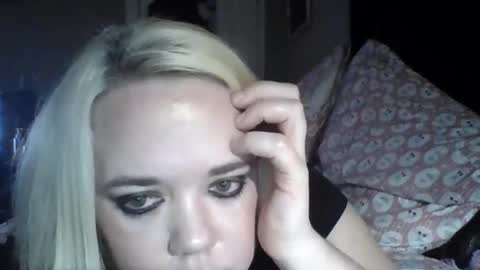 Snapshot of sexxiibossbabe chatting on December 22, 1:24 am sexxiibossbabe online show from December 22, 1:24 am