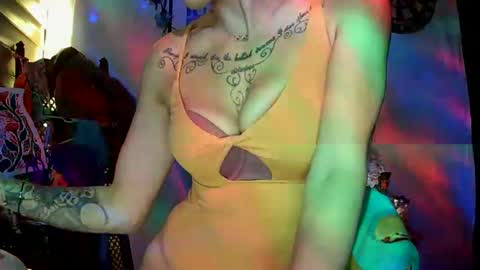 Snapshot of sexxileeah42o chatting on September 18, 11:34 am Leeah CloudZzz online show from September 18, 11:34 am