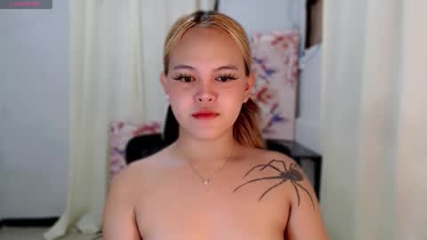 Snapshot of sexxxy_caroline chatting on May 4, 9:49 am sexxxy_caroline online show from May 4, 9:49 am