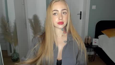 C o r a l i e online show from April 13, 1:38 pm