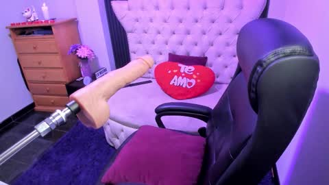 Snapshot of sexy_cristall chatting on January 18, 3:21 am C R I S T A L online show from January 18, 3:21 am