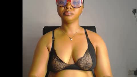 Snapshot of sexy_ebonygirl_ chatting on February 6, 9:29 pm Clara online show from February 6, 9:29 pm