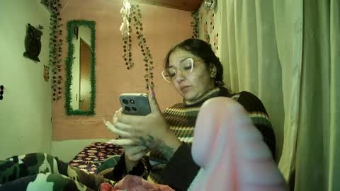 Snapshot of sexy_lolas chatting on April 21, 1:42 am sexy lolas online show from April 21, 1:42 am