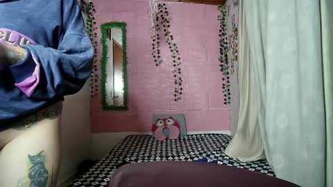 Snapshot of sexy_lolas chatting on May 12, 5:15 am sexy lolas online show from May 12, 5:15 am