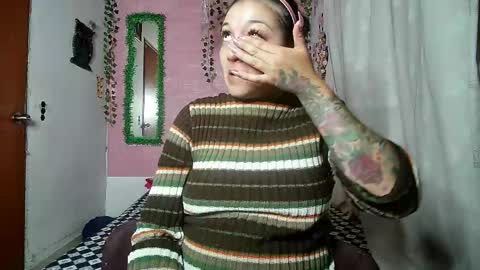 Snapshot of sexy_lolas chatting on May 19, 4:19 am sexy lolas online show from May 19, 4:19 am
