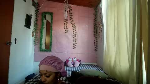 Snapshot of sexy_lolas chatting on May 24, 10:48 pm sexy lolas online show from May 24, 10:48 pm
