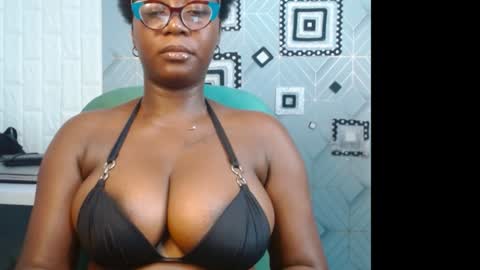 Snapshot of sexy_pearl12 chatting on December 8, 6:28 pm zoe online show from December 8, 6:28 pm