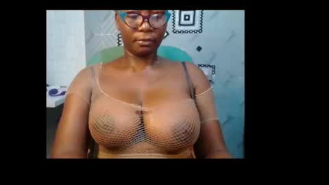 Snapshot of sexy_pearl12 chatting on December 29, 6:27 pm zoe online show from December 29, 6:27 pm