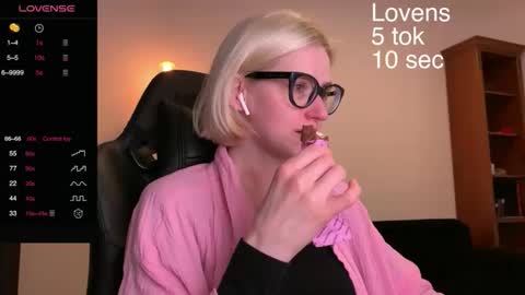 Snapshot of sexy_sweets chatting on October 2, 8:05 pm Sexy-Sweets online show from October 2, 8:05 pm