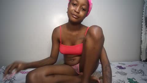 Snapshot of sexyasspetitte_ chatting on February 6, 12:54 am sexyasspetitte_ online show from February 6, 12:54 am