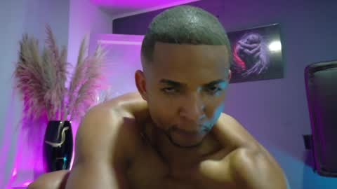 Snapshot of sexyblack1993 chatting on December 6, 12:02 am sexyblack online show from December 6, 12:02 am