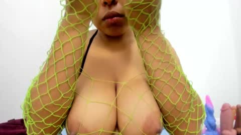 Snapshot of sexybrown_2005 chatting on September 29, 12:27 am sexybrown_2005 online show from September 29, 12:27 am