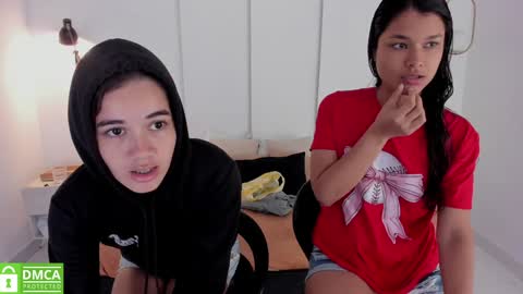 Snapshot of sexychanell_18 chatting on January 11, 12:40 pm chanell and yina online show from January 11, 12:40 pm